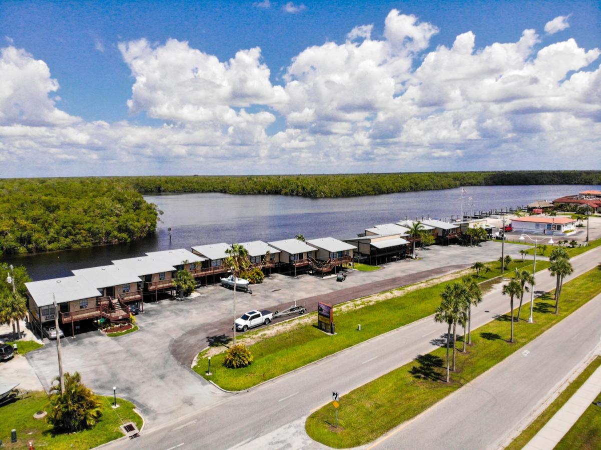 River Wilderness Waterfront Cabins Еверглейдс Сити Екстериор снимка