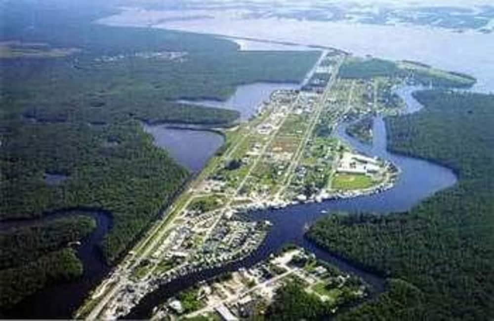 River Wilderness Waterfront Cabins Еверглейдс Сити Екстериор снимка